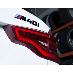 Logo de coffre noir "M40i"...