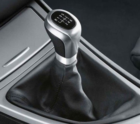 Pommeau de levier de vitesse gainé cuir (avec soufflet) avec insert décoratif chromé BMW Série 1 E81 E82 E87 E88