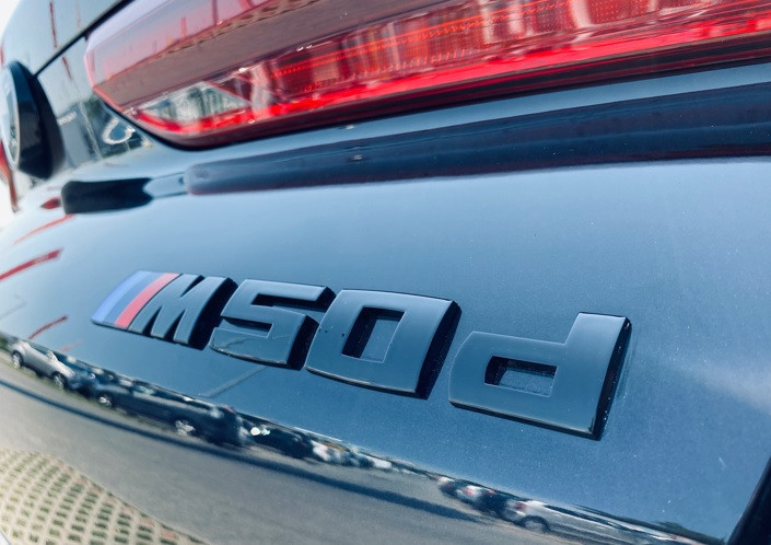 Logo de coffre noir "M50d" pour BMW X3 X4 X5 X6 X7