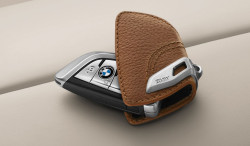 Etui à clés BMW couleur Sattelbraun avec fermoir en acier inox pour BMW Série 6 Gran Turismo G32