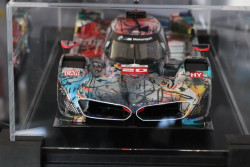 Miniature BMW M HYBRID V8 24h du Mans 2024 Art Car Special Edition Julie Mehretu 1/18eme