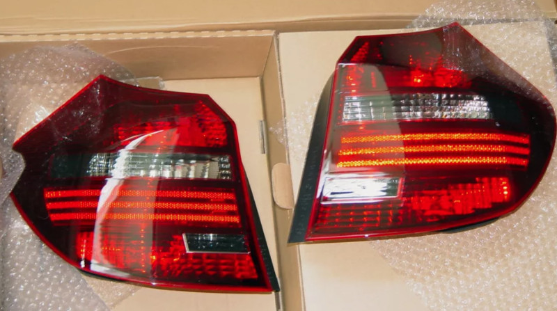 Jeu de feux arrière Black Line High Version pour BMW Série 1 E81 E87 LCI (à partir de 2007)