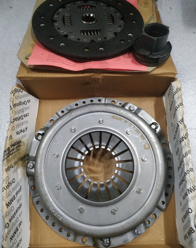 Jeu embrayage pièces sans amiante avec levier de débrayage (D 228mm ) pour BMW Série 5 E34 (520i uniquement)