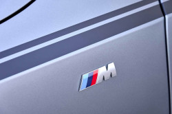 Logo BMW de panneau latéral (M / Perlglanz) - pour BMW Série 5 G60 G61
