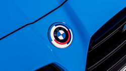 BMW emblème de CAPOT 50 ans M (Ø 82mm / M) pour BMW X1 F48